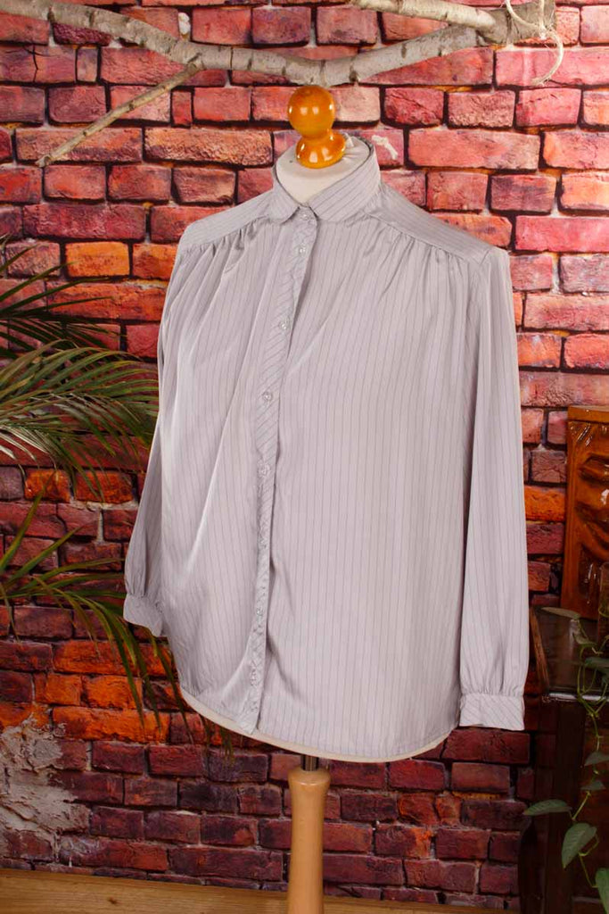 silberfarbene seidige Bluse