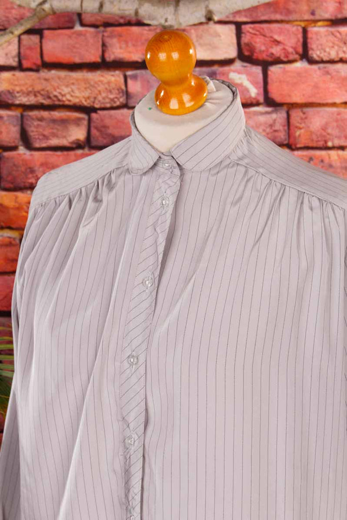 silberfarbene seidige Bluse