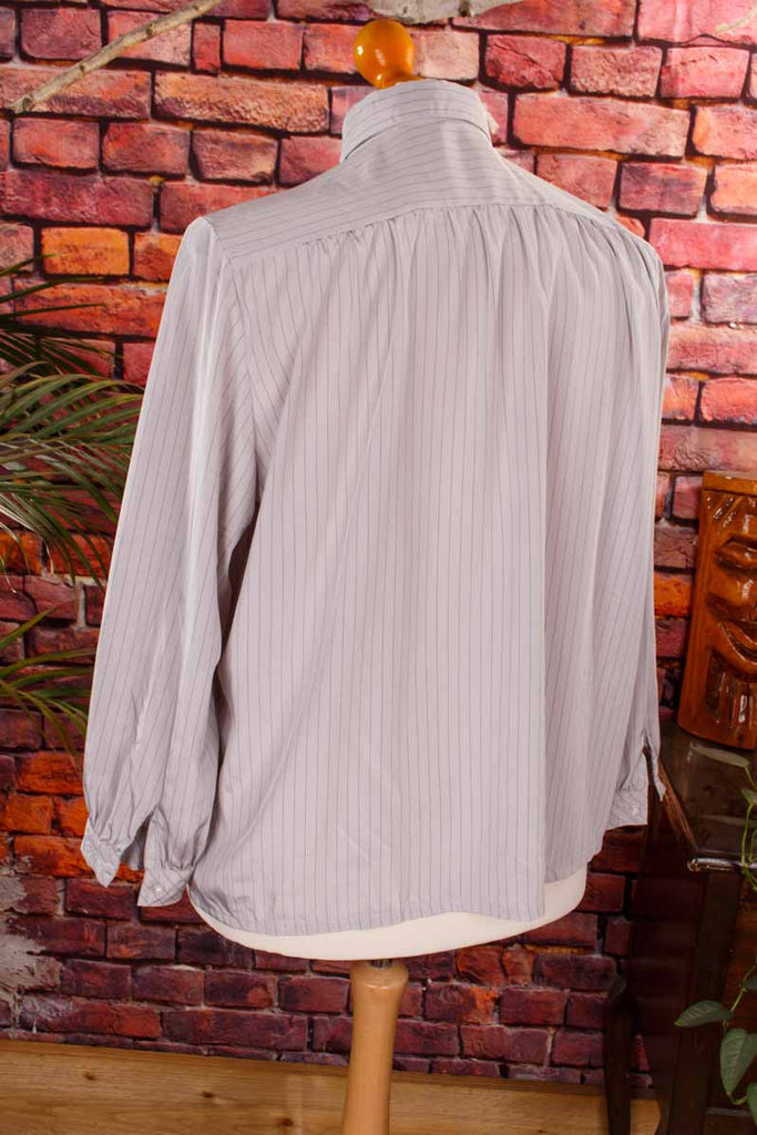 silberfarbene seidige Bluse