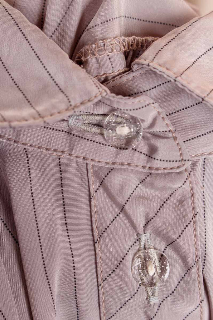 silberfarbene seidige Bluse