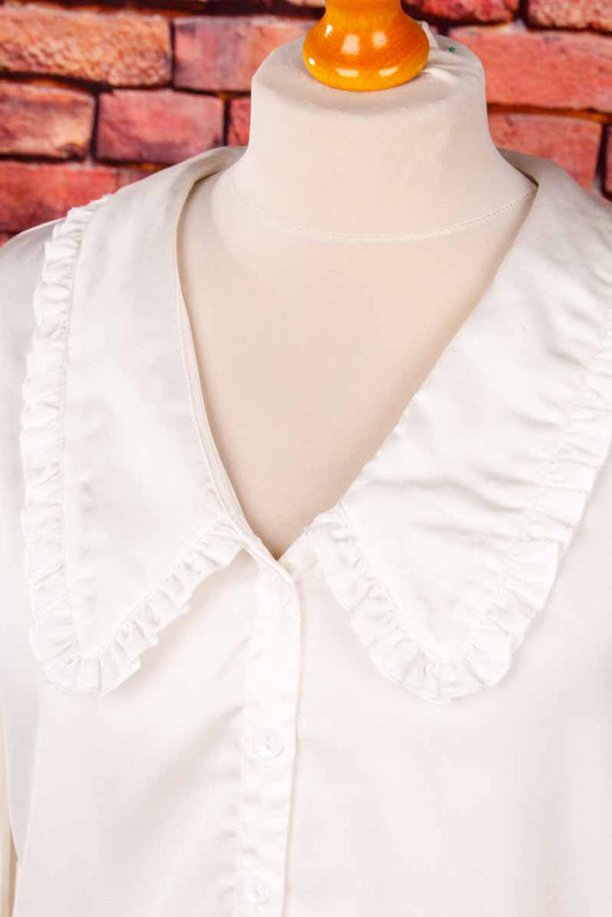 weiße Satinbluse mit Matrosenkragen