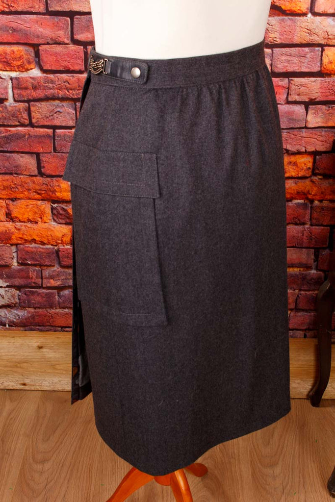 Wollrock grau Kettendetail