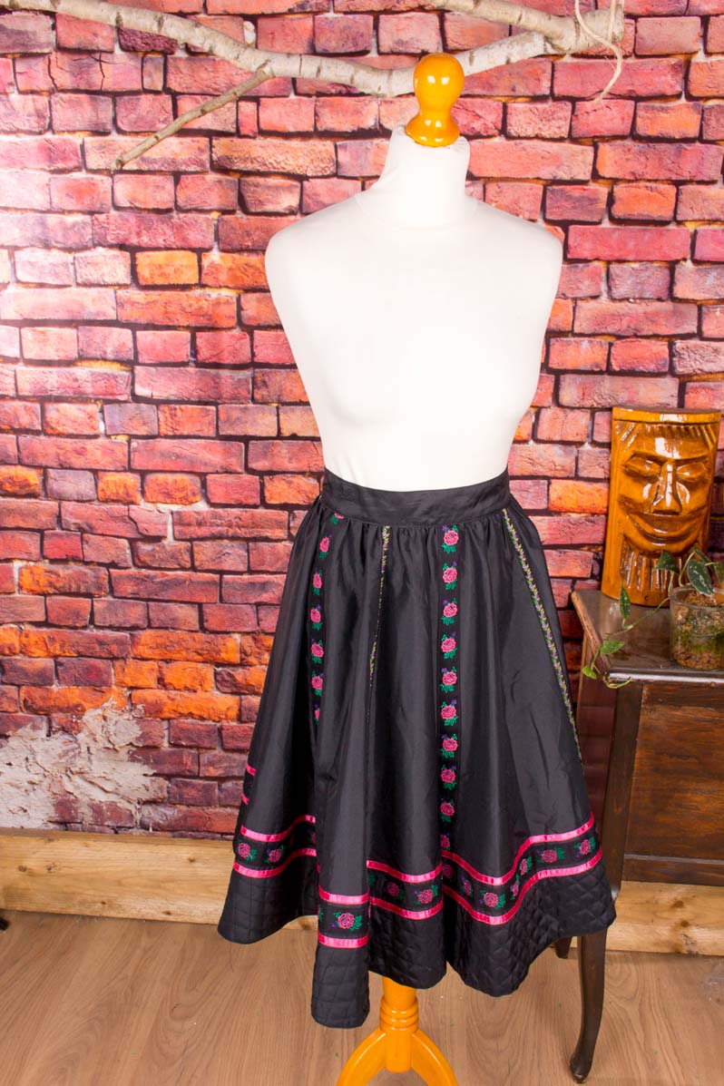 Petticoat Rock schwarzer Taft mit Rosen