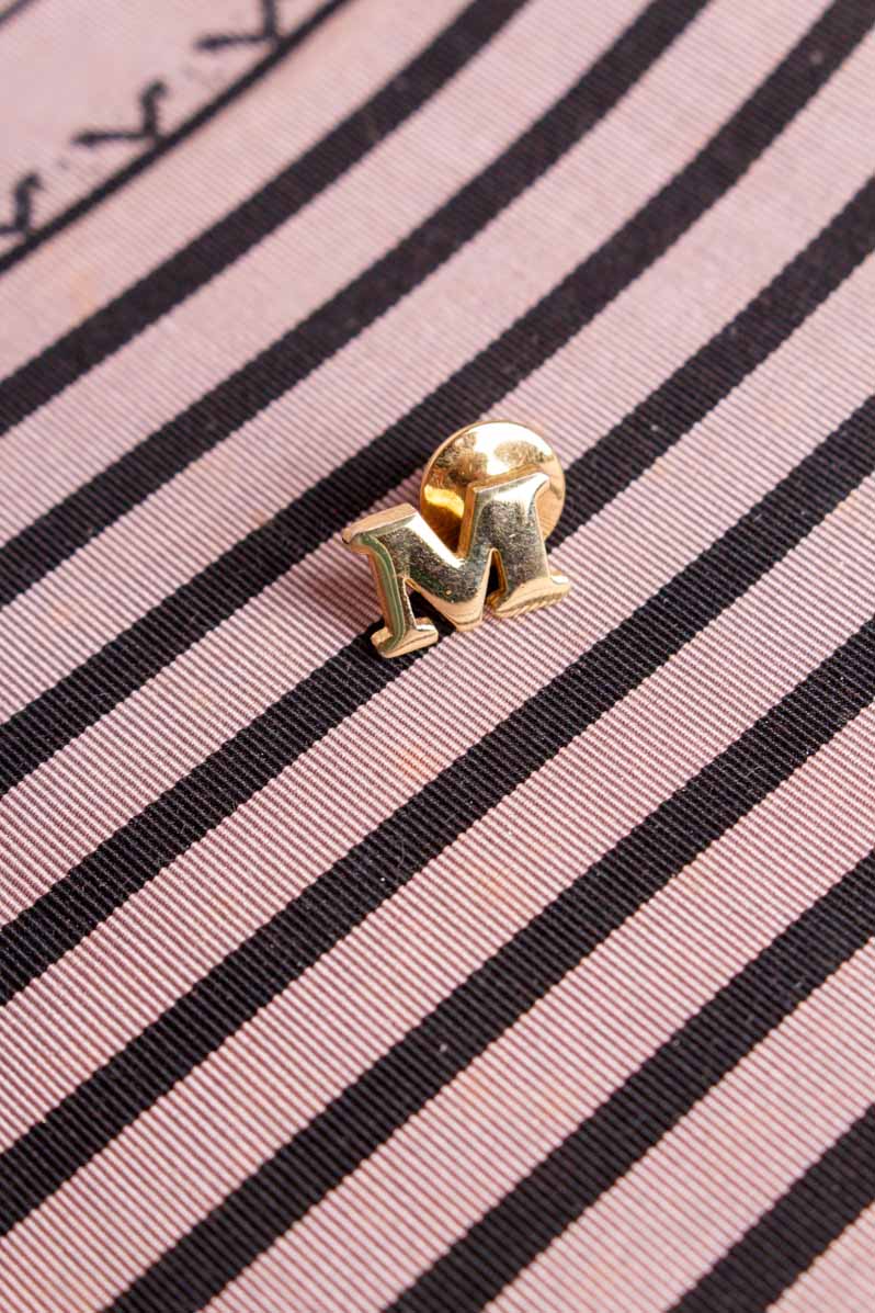 Anstecker goldenes M