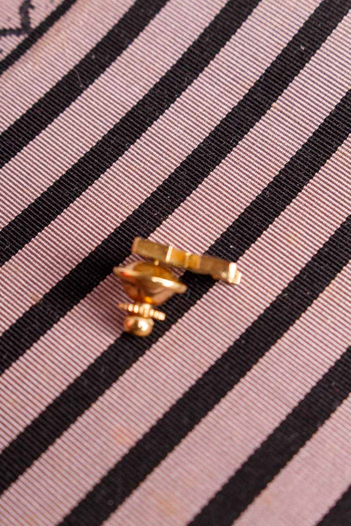 Anstecker goldenes M