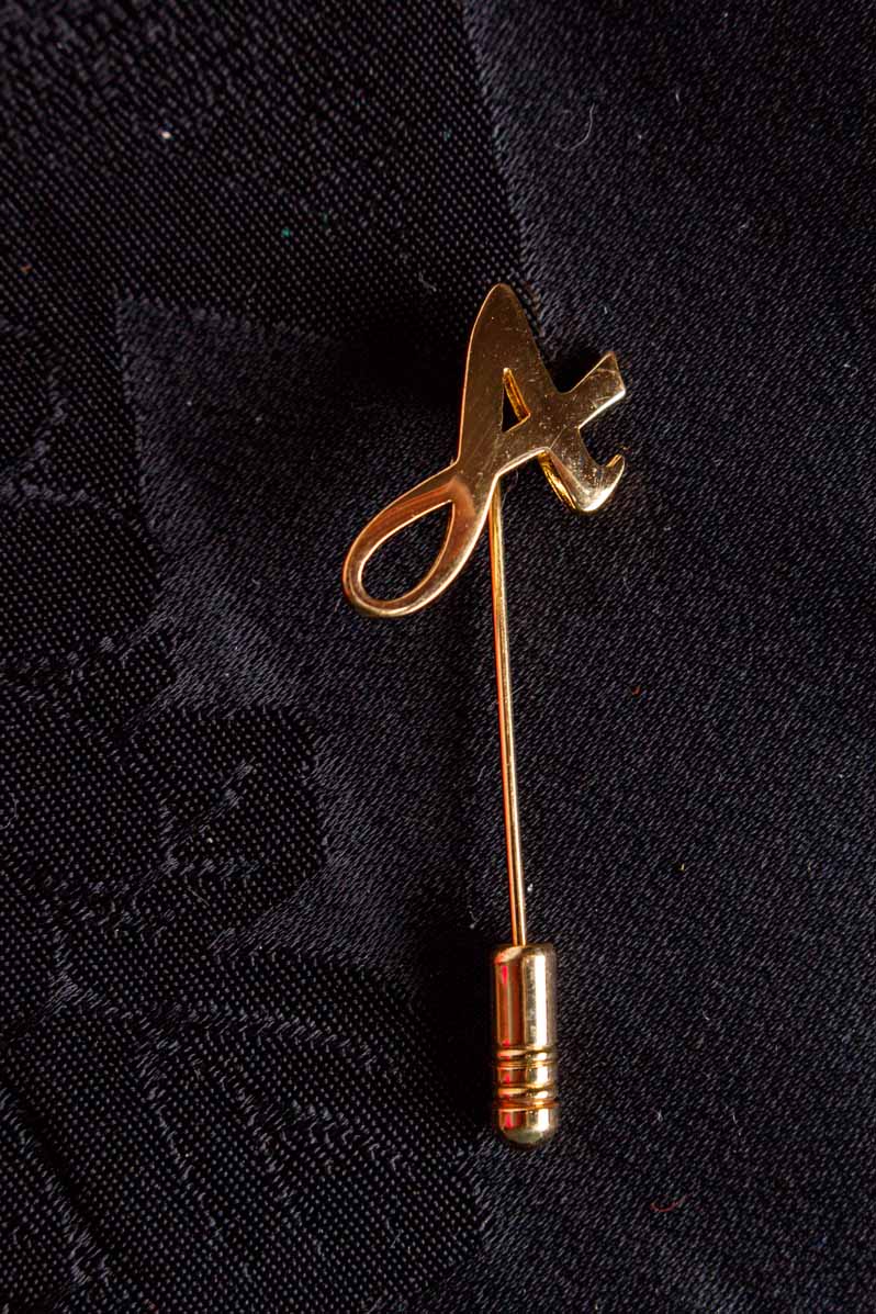 kleiner Anstecker goldenes A