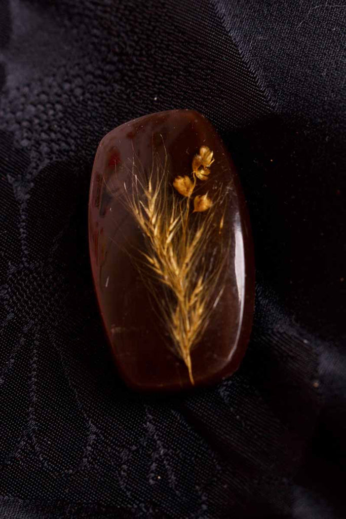 Anstecker Gras in Kunstharz