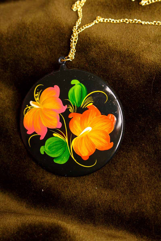 Kette mit bemaltem Anhänger