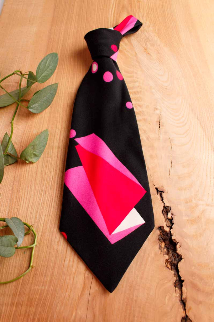 breite Krawatte schwarz pink