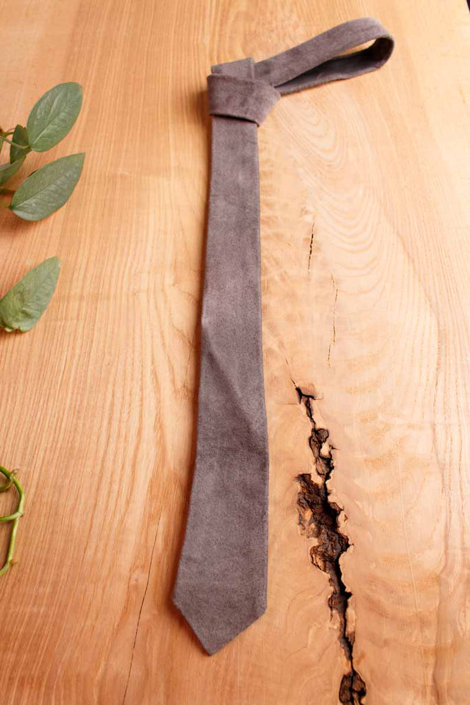 Krawatte grau Wildleder