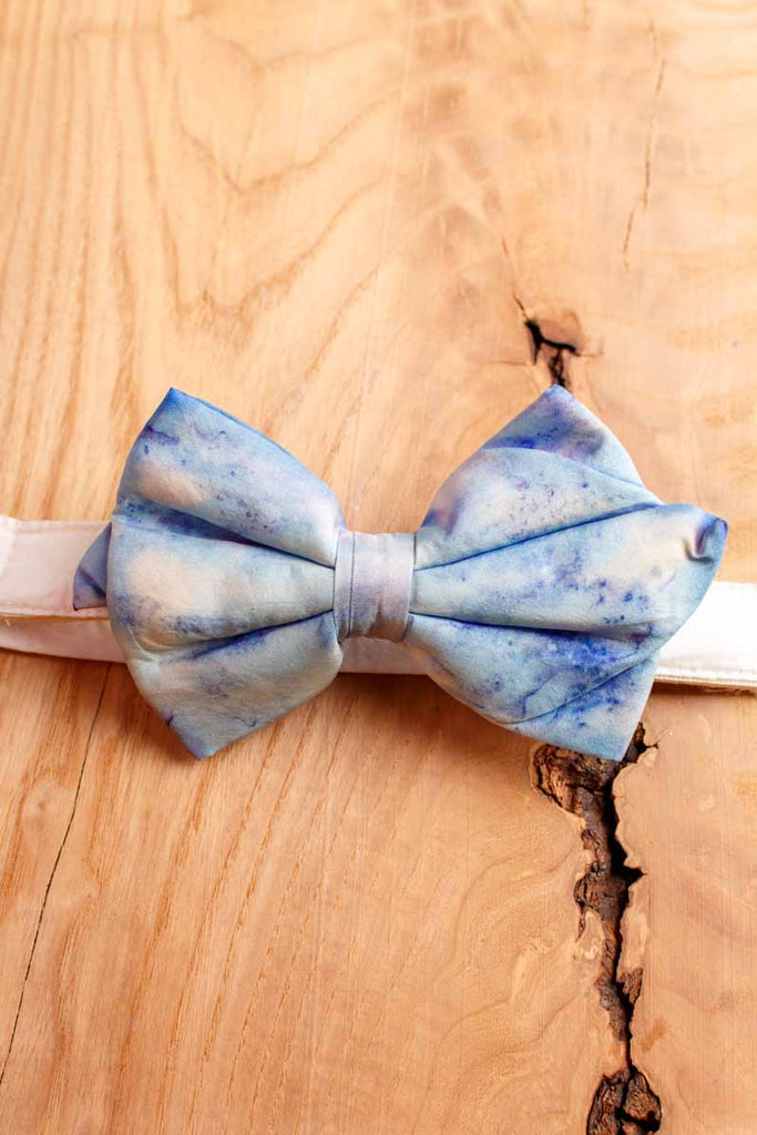 Seiden Fliege weiß blau Batik