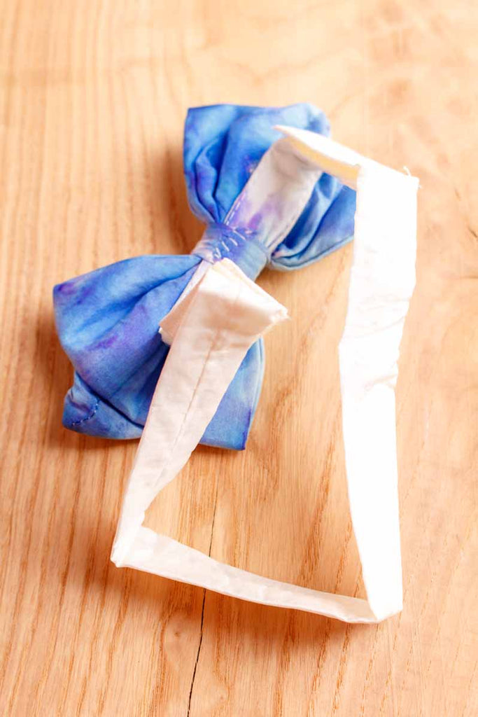 Seiden Fliege weiß blau Batik