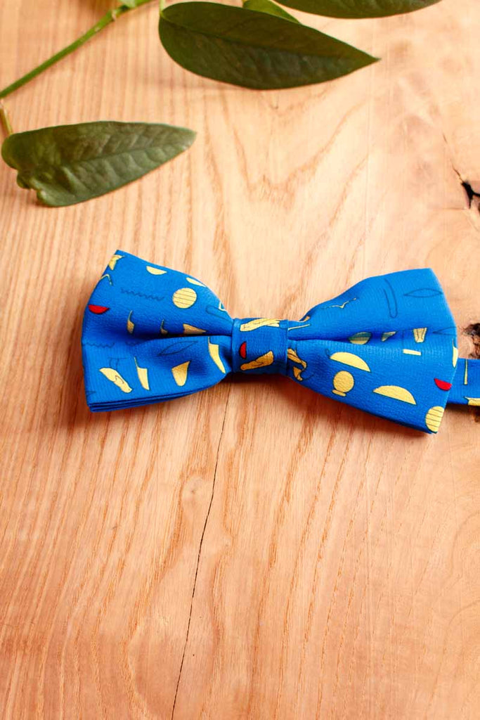 kleine Fliege blau Seide Hieroglyphen