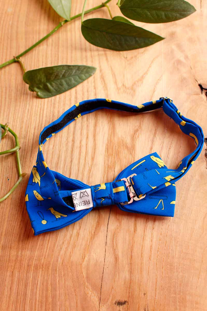 kleine Fliege blau Seide Hieroglyphen