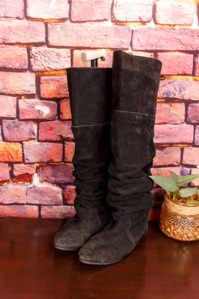 schwarze Wildleder Slouch Stiefel