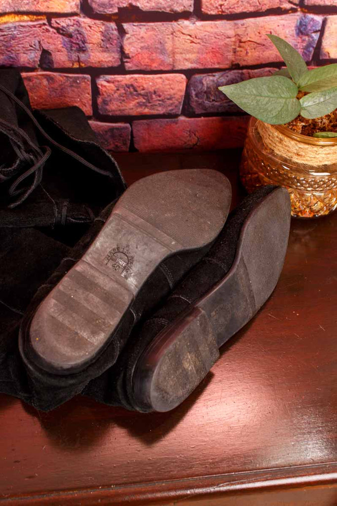 schwarze Wildleder Slouch Stiefel