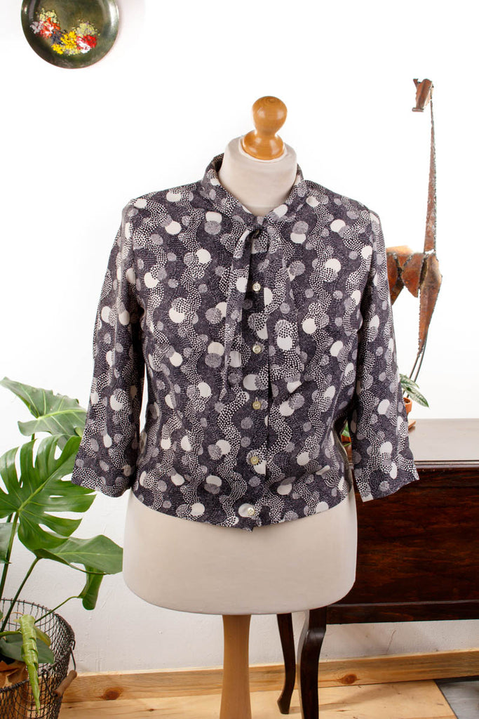 60s Schluppenbluse schwarz weiß Default Title 60er Disco Frau grau L 44-46 M 40-42 Rockabilly schwarz Sekretärin vintageberlin.de