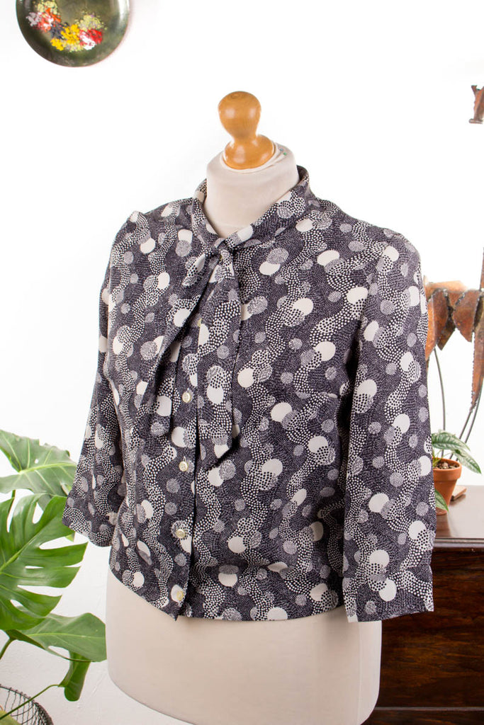60s Schluppenbluse schwarz weiß 60er Disco Frau grau L 44-46 M 40-42 Rockabilly schwarz Sekretärin vintageberlin.de