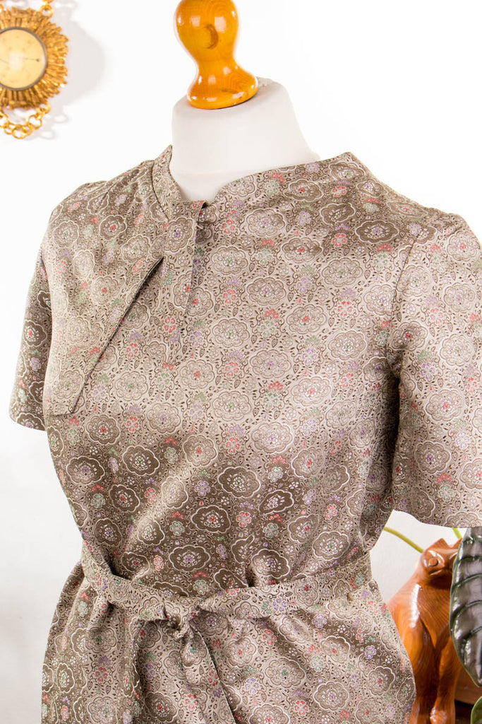 Etuikleid Seidenbrokat 50er 60er Abendmode beige bunt Disco Frau Rockabilly S 36-38 XS 32-34 vintageberlin.de