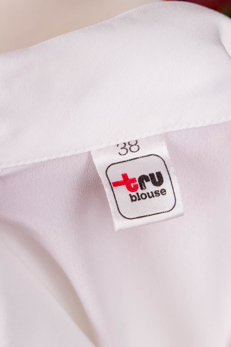 weiße Faltenbluse elegant