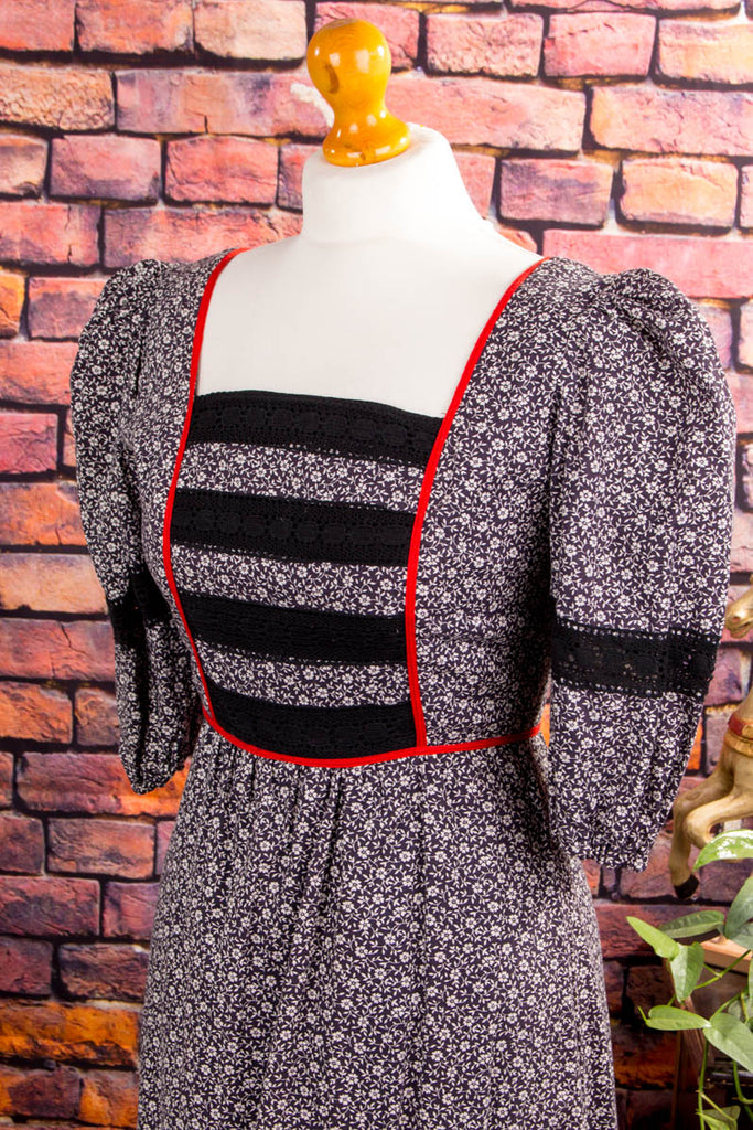 Hippiekleid schwarz weiß Blümchen 60er 70er Abendmode Boho Frau Hippie real-boho Schlager schwarz Special XS 32-34 vintageberlin.de