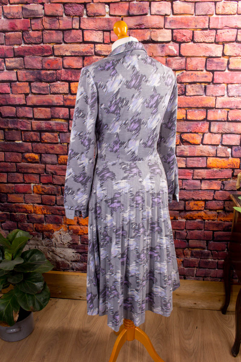 70er Winterkleid grau lila Plissee