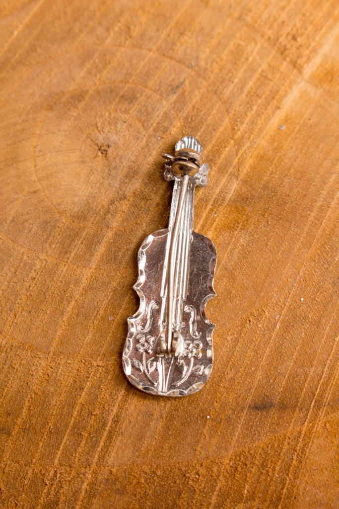 Brosche weiß Violine 70er 80er Abendmode Accessoires Brosche Schlager Sekretärin Unisize weiß vintageberlin.de