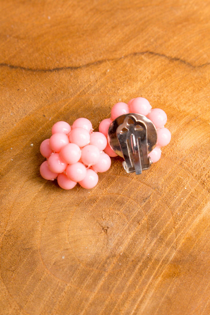 kleine 60s Ohrclips rosa Perlen 50er 60er 70er Abendmode Accessoires Disco Ohrschmuck pink real-disco real-rockabilly Rockabilly rosa Schlager Schmuck Sekretärin Special vintageberlin.de