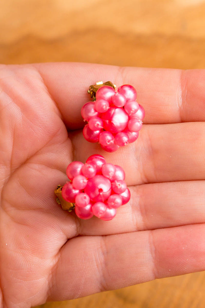 kleine 60s Ohrclips rosa Schimmer Perlen 50er 60er 70er Abendmode Accessoires Disco Ohrschmuck pink real-disco real-rockabilly Rockabilly rosa Schlager Schmuck Sekretärin Special vintageberlin.de