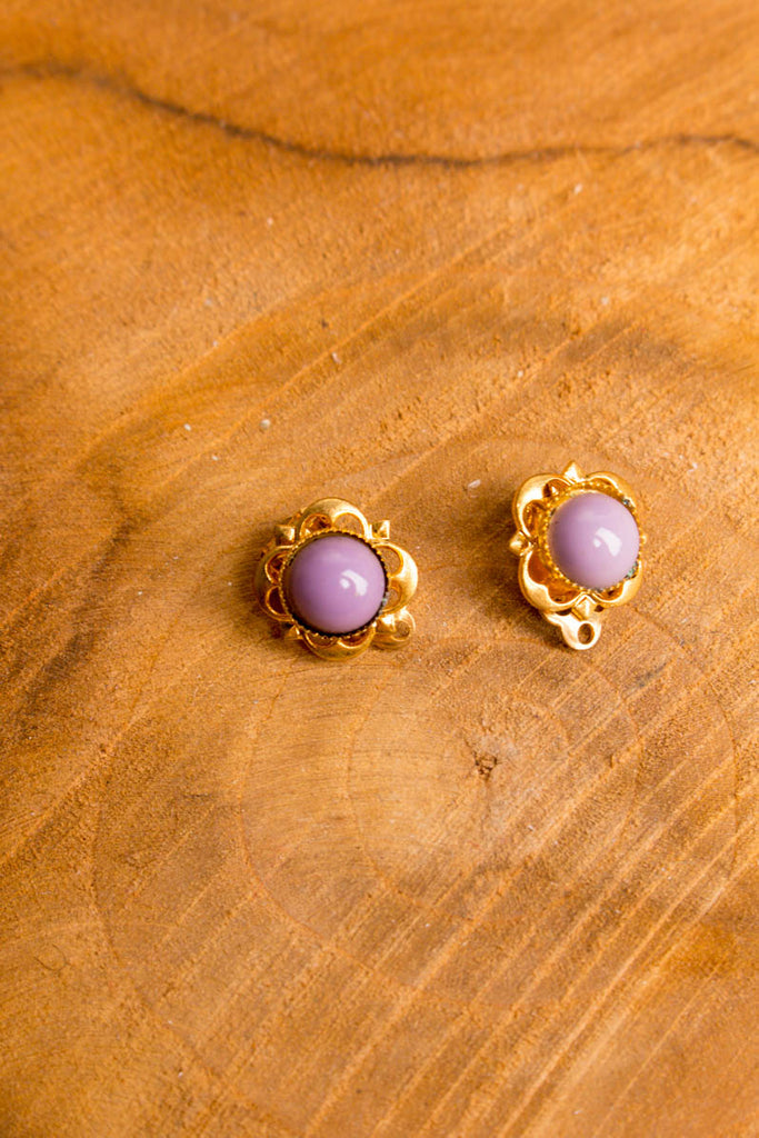 kleine 60s Ohrclips lila gold rund Default Title 50er 60er 70er Abendmode Accessoires Disco gold lila Ohrschmuck real-disco real-rockabilly Rockabilly Schlager Schmuck Sekretärin Special vintageberlin.de