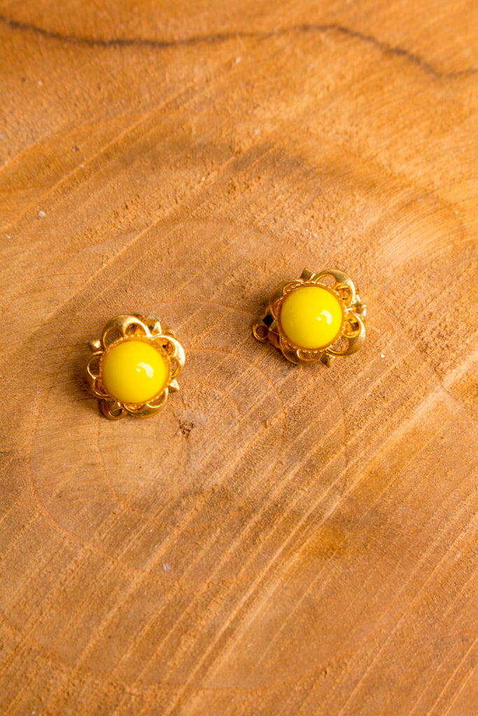kleine 60s Ohrclips gelb gold floral Default Title 50er 60er 70er Abendmode Accessoires Disco gelb gold Ohrschmuck real-disco real-rockabilly Rockabilly Schlager Schmuck Sekretärin Special vintageberlin.de