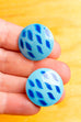 Vintage 60s Ohr Clips blau Muster 60er 70er Accessoires blau Disco Ohrschmuck real-disco Rockabilly Schlager Schmuck vintageberlin.de