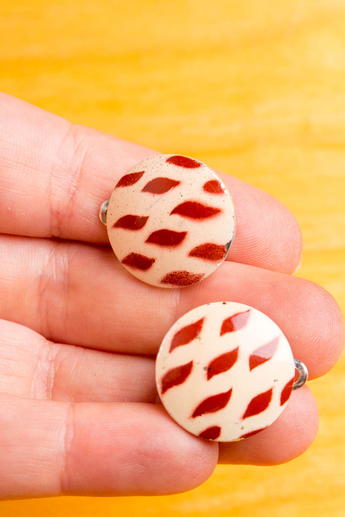 Vintage 60s Ohr Clips rot Muster 60er 70er Accessoires beige Disco Ohrschmuck real-disco Rockabilly rot Schlager Schmuck vintageberlin.de