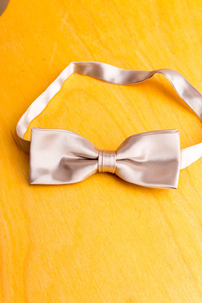 kleine Fliege silber Satin Default Title 80er 90er Abendmode Accessoires Dandy grau Krawatte silber Unisize vintageberlin.de