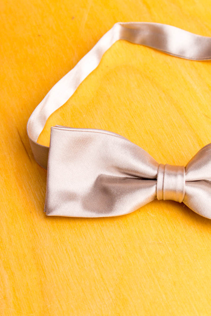 kleine Fliege silber Satin 80er 90er Abendmode Accessoires Dandy grau Krawatte silber Unisize vintageberlin.de