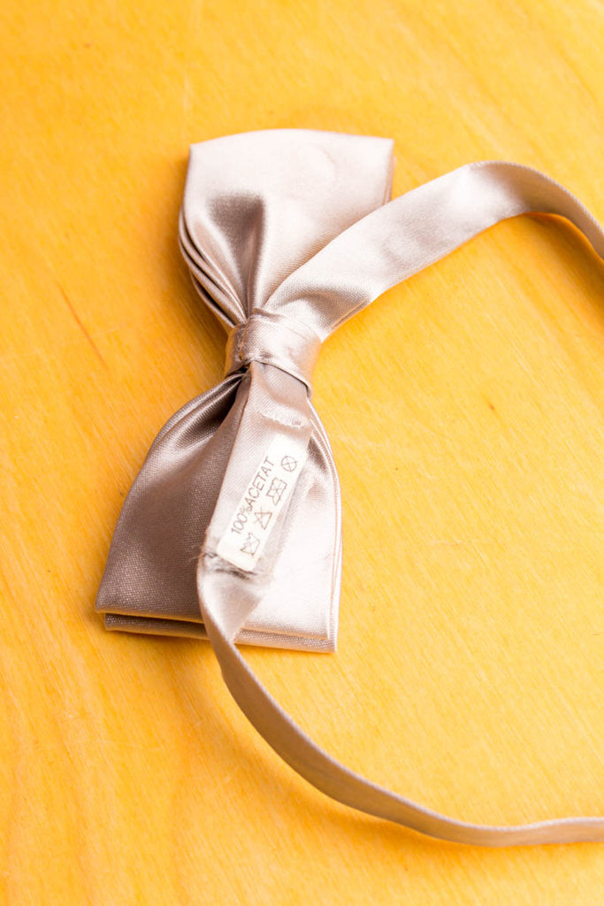 kleine Fliege silber Satin 80er 90er Abendmode Accessoires Dandy grau Krawatte silber Unisize vintageberlin.de