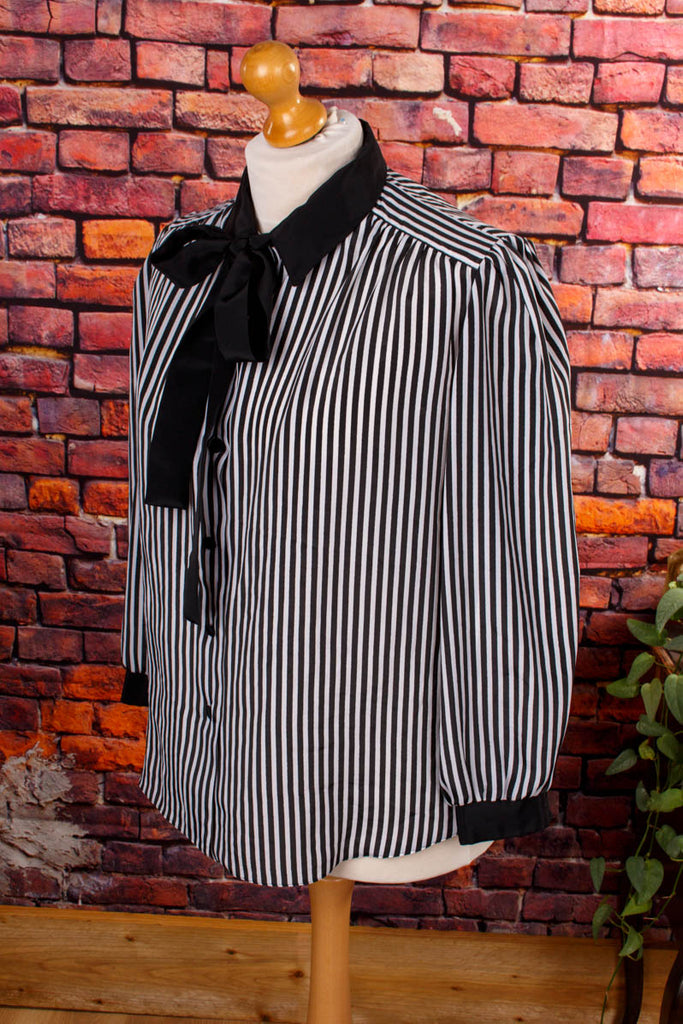 Streifenbluse schwarz weiß Schluppe Default Title 80er 90er Frau Gothic L 44-46 M 40-42 Rockabilly schwarz Sekretärin Special vintageberlin.de