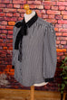 Streifenbluse schwarz weiß Schluppe Default Title 80er 90er Frau Gothic L 44-46 M 40-42 Rockabilly schwarz Sekretärin Special vintageberlin.de