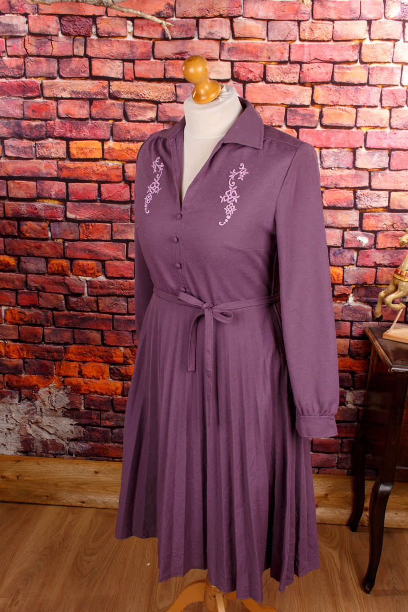 70er Plisseekleid lila bestickt