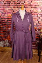 70er Plisseekleid lila bestickt