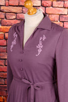 70er Plisseekleid lila bestickt