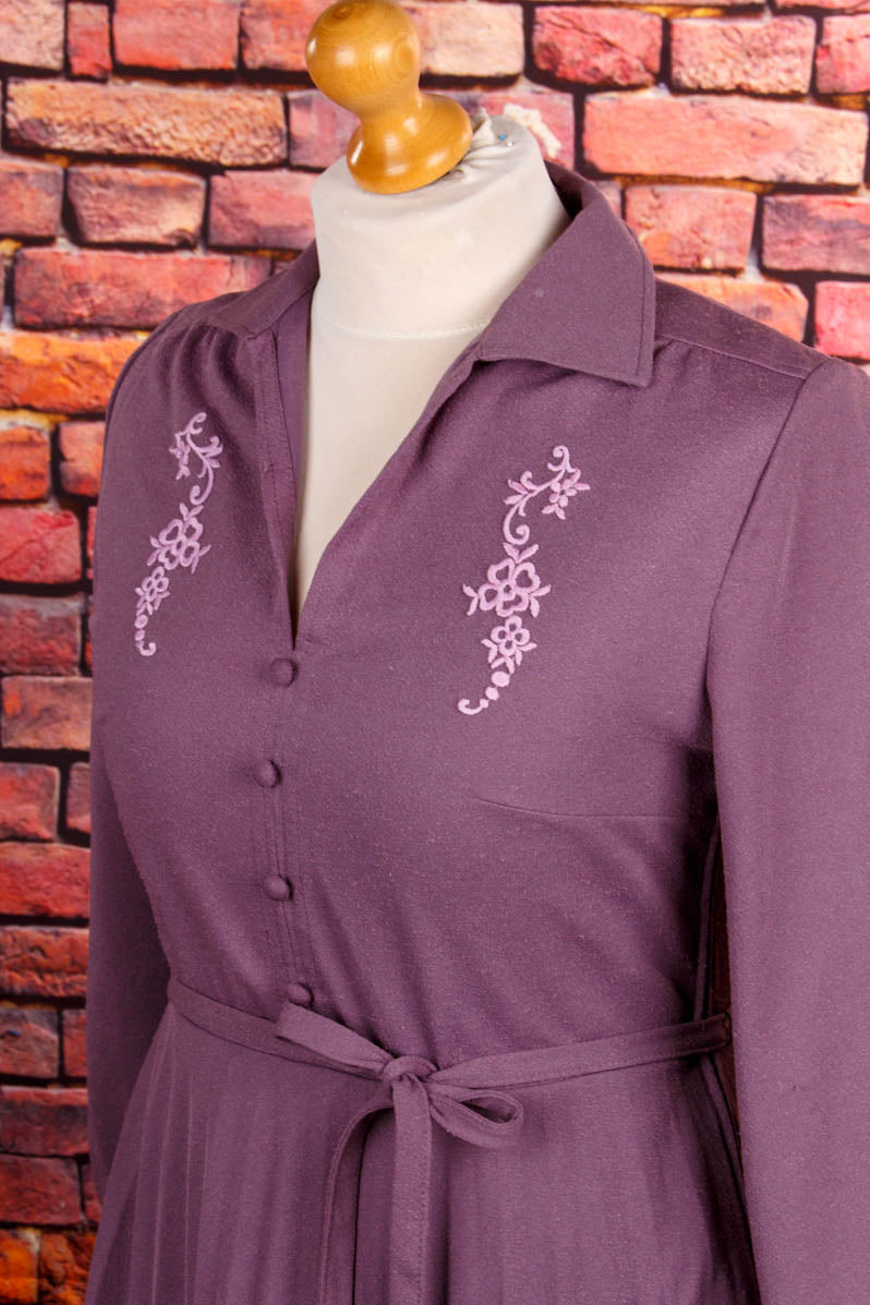 70er Plisseekleid lila bestickt
