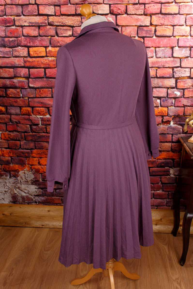 70er Plisseekleid lila bestickt