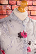 Chiffonbluse grau Blumen 70er Boho bunt Disco Frau grau M 40-42 real-rockabilly Rockabilly Schlager Sekretärin Special vintageberlin.de