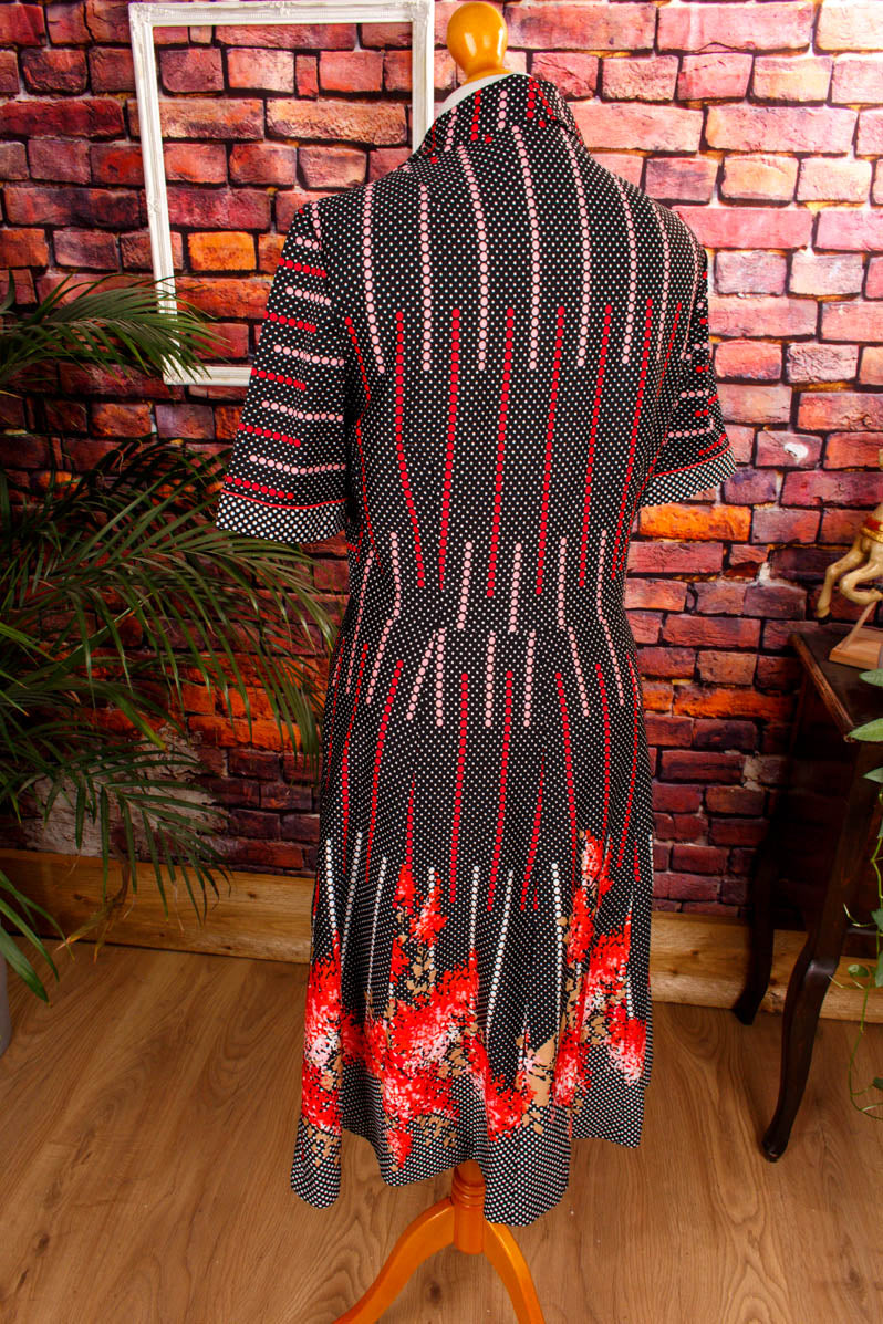 70s Kleid schwarz Punkte Megakragen