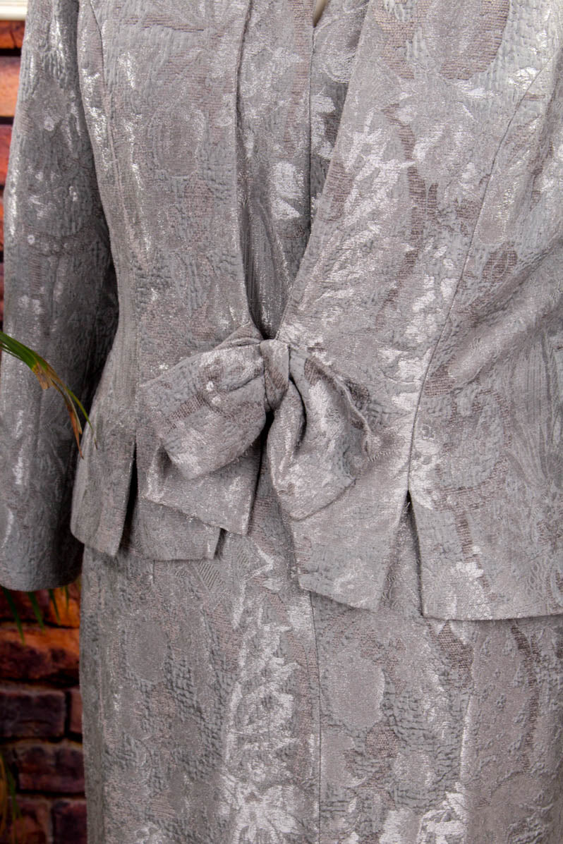 elegantes Brokat Kostüm silber