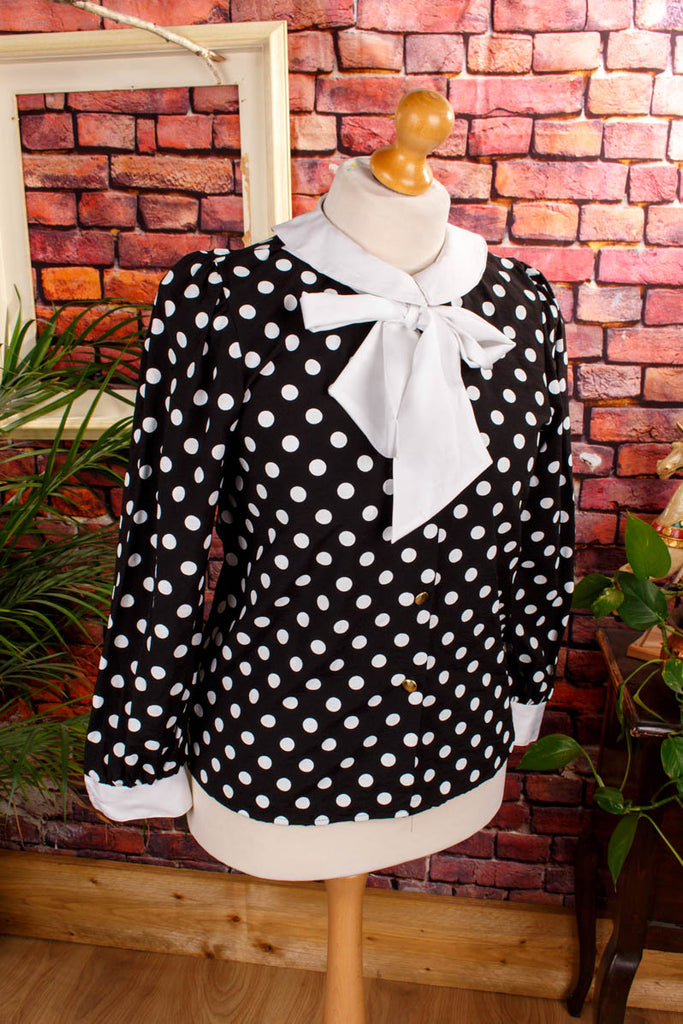 Punktebluse schwarz weiß Schluppenkragen Default Title 80er Frau M 40-42 Rockabilly S 36-38 schwarz Special vintageberlin.de