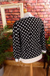 Punktebluse schwarz weiß Schluppenkragen 80er Frau M 40-42 Rockabilly S 36-38 schwarz Special vintageberlin.de