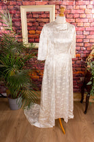 Satin Brautkleid mit Schleppe