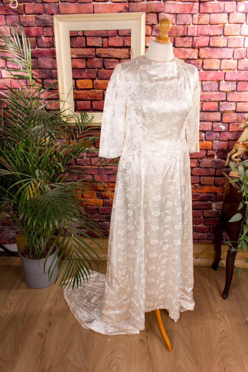 Satin Brautkleid mit Schleppe